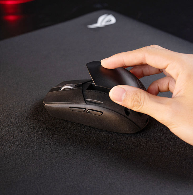 Eine Hand, die die obere Abdeckung der ROG Strix Impact III Wireless abnimmt