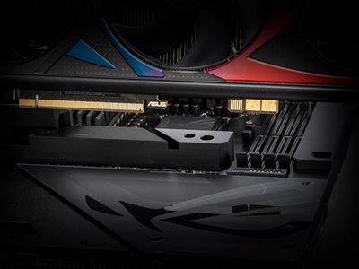 Der High-Power-Steckplatz der Grafikkarte auf dem ROG Maximus Z790 Hero BTF-Mainboard in der Draufsicht