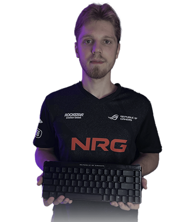 Demon1, Valorant 2023 Champion Gewinner, hält eine ROG Falchion Ace HFX