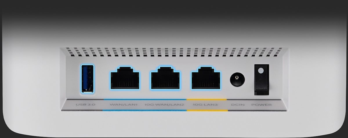 ZenWiFi BT8 Rückseite mit I/O-Anschlüssen.